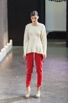 Pokaz Narciss — Riga Fashion Week AW13/14 (ubrania i obraz: pulower dzianinowy biały, spodnie czerwone)
