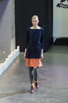 Desfile de Narciss — Riga Fashion Week AW13/14 (looks: calcetines altos de punto grises, vestido azul)