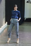 Pokaz Narciss — Riga Fashion Week AW13/14 (ubrania i obraz: pulower niebieski, spodnie szare)