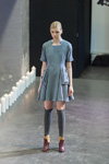 Pokaz Narciss — Riga Fashion Week AW13/14 (ubrania i obraz: sukienka mini błękitna, zakolanówki dzianinowe szare)