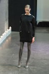 Pokaz Narciss — Riga Fashion Week AW13/14 (ubrania i obraz: sukienka mini czarna, rajstopy dzianinowe szare)
