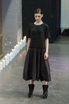 Modenschau von Narciss — Riga Fashion Week AW13/14 (Looks: schwarzes Kleid)