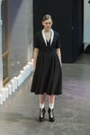 Modenschau von Narciss — Riga Fashion Week AW13/14 (Looks: schwarzes Kleid)
