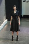 Desfile de Narciss — Riga Fashion Week AW13/14 (looks: vestido negro, calcetines negros, zapatos de tacón negros)