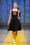 Pokaz Narciss — Riga Fashion Week SS14 (ubrania i obraz: sarafan czarny, półbuty białe)