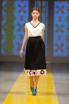 Desfile de Narciss — Riga Fashion Week SS14 (looks: vestido de color blanco y negro)
