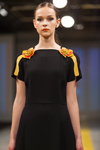Desfile de Narciss — Riga Fashion Week SS14 (looks: vestido negro)
