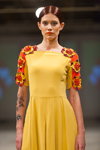 Desfile de Narciss — Riga Fashion Week SS14 (looks: vestido amarillo)