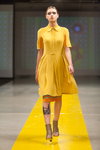 Desfile de Narciss — Riga Fashion Week SS14 (looks: vestido amarillo)