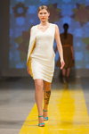 Desfile de Narciss — Riga Fashion Week SS14 (looks: vestido blanco, sandalias de tacón azul claro)