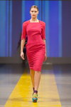 Desfile de Narciss — Riga Fashion Week SS14 (looks: vestido de color rojo frambuesa)