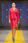 Desfile de Narciss — Riga Fashion Week SS14 (looks: traje con falda rojo)