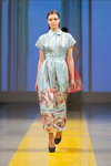 Modenschau von Narciss — Riga Fashion Week SS14 (Looks: himmelblaues Kleid mit Blumendruck)