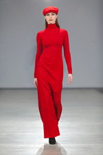 Modenschau von Natālija Jansone — Riga Fashion Week AW13/14 (Looks: rote Baskenmütze, roter Jumpsuit)