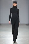 Modenschau von Natālija Jansone — Riga Fashion Week AW13/14 (Looks: schwarzes Maxi Kleid)