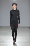 Pokaz Natālija Jansone — Riga Fashion Week AW13/14 (ubrania i obraz: beret czarny, sukienka czarna)