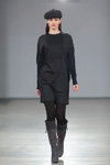 Pokaz Natālija Jansone — Riga Fashion Week AW13/14 (ubrania i obraz: beret czarny, sukienka czarna, rajstopy czarne, kozaki zamszowe szare)