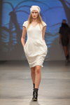 Pokaz Natālija Jansone — Riga Fashion Week SS14 (ubrania i obraz: sukienka biała, skarpetki szare)