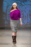 Modenschau von Natālija Jansone — Riga Fashion Week SS14 (Looks: braune Stiefel, purpurroter Pullover)