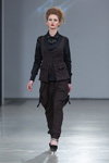 Desfile de NÓLÓ — Riga Fashion Week AW13/14 (looks: blusa negra, zapatos de tacón negros, traje de pantalón terracota)