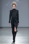 Pokaz NÓLÓ — Riga Fashion Week AW13/14 (ubrania i obraz: sukienka szara, podkolanówki czarne, półbuty czarne)