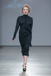 Modenschau von NÓLÓ — Riga Fashion Week AW13/14 (Looks: grünes Midi Kleid)