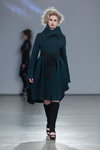 Modenschau von NÓLÓ — Riga Fashion Week AW13/14 (Looks: aquamariner Mantel, schwarze Stulpen aus Baumwolle)