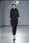 Modenschau von NÓLÓ — Riga Fashion Week AW13/14 (Looks: schwarzes Kleid, schwarze Hose, schwarze Pumps)