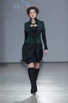 Modenschau von NÓLÓ — Riga Fashion Week AW13/14 (Looks: aquamariner Blazer, schwarzes Kleid, schwarze Kniestrümpfe, schwarze Pumps)