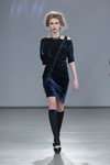 Desfile de NÓLÓ — Riga Fashion Week AW13/14 (looks: calcetines largos negros, vestido de cóctel azul)