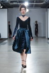 Pokaz NÓLÓ — Riga Fashion Week AW13/14 (ubrania i obraz: suknia koktajlowa morska, półbuty czarne)