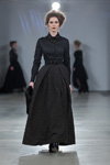 Pokaz NÓLÓ — Riga Fashion Week AW13/14 (ubrania i obraz: suknia wieczorowa czarna)