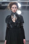 Modenschau von NÓLÓ — Riga Fashion Week AW13/14 (Looks: schwarzes Abendkleid)
