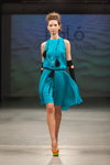 Показ NÓLÓ — Riga Fashion Week SS14 (наряды и образы: голубое коктейльное платье, чёрные перчатки)