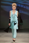 Desfile de NÓLÓ — Riga Fashion Week SS14 (looks: túnica azul claro, pantalón azul claro, sandalias de tacón negras)