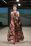 Показ NÓLÓ — Riga Fashion Week SS14 (наряды и образы: цветочное разноцветное вечернее платье)