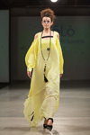 Показ NÓLÓ — Riga Fashion Week SS14 (наряды и образы: желтое вечернее платье, чёрные туфли)