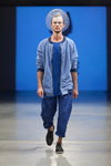 Показ One Wolf — Riga Fashion Week SS14 (наряды и образы: синяя футболка, синие брюки)