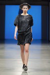Pokaz One Wolf — Riga Fashion Week SS14 (ubrania i obraz: sukienka czarna, półbuty czarne)
