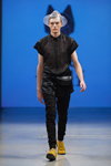Показ One Wolf — Riga Fashion Week SS14 (наряды и образы: чёрная рубашка, прозрачная шляпа, чёрные брюки)