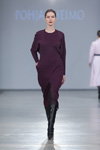 Показ Pohjanheimo — Riga Fashion Week AW13/14 (наряди й образи: баклажанова сукня з розрізом, чорні колготки, чорні чоботи)