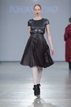 Desfile de Pohjanheimo — Riga Fashion Week AW13/14 (looks: top de color antracita, pantis blancos, falda marrón, botines de tacón negros)