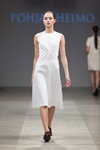 Pokaz Pohjanheimo — Riga Fashion Week SS14 (ubrania i obraz: sukienka biała, półbuty czarne)