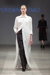 Modenschau von Pohjanheimo — Riga Fashion Week SS14 (Looks: weißes Hemdblusenkleid, schwarze Hose, schwarze Pumps)