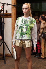 Pokaz QooQoo — Riga Fashion Week SS14 (ubrania i obraz: pulower z nadrukiem biały, szorty złote, kopertówka złota)