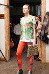 Desfile de QooQoo — Riga Fashion Week SS14 (looks: leggings naranjas estampados, clutchdorad, chaleco estampado, top blanco)