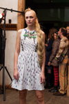 Pokaz QooQoo — Riga Fashion Week SS14 (ubrania i obraz: sukienka z nadrukiem biała, warkocz)