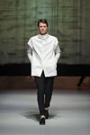 Показ Sabine Skarule — Riga Fashion Week AW13/14 (наряды и образы: белая рубашка, чёрные брюки)