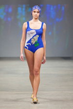 Pokaz Sin on the Beach — Riga Fashion Week SS14 (ubrania i obraz: jednoczęściowy strój kapielowy niebieski)