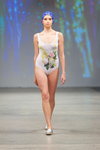 Modenschau von Sin on the Beach — Riga Fashion Week SS14 (Looks: weißer geschlossener Badeanzug mit Blumendruck, silberne Pumps)